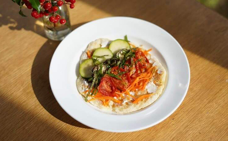 〈2025年12月上旬よりよりお届け〉北海道壮瞥産 大作農園の「寒締めちぢみほうれん草」5袋と「セミドライトマトオイル漬け」1瓶（110g）のセット　SBTR007