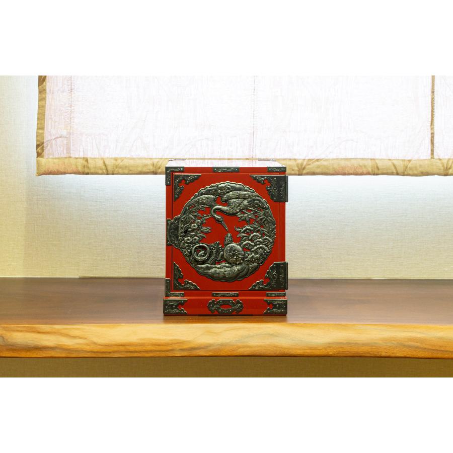 仙台箪笥 舟箪笥 朱色漆塗り彫金手打金具 ～鶴亀松竹梅～　巾25×奥25×高30cm　4kg×１