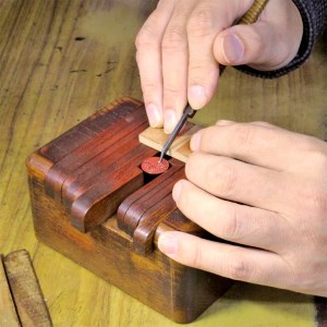 ＜楽器職人が作る＞ブラックウオールナット印鑑ケースと＜京印章制作士が彫る＞楓（メイプル）銀行印12ミリ丸≪ハンコ 判子 はんこ 印鑑 工芸 オーダーメイド ハンドメイド 手作り こだわり 成人式 就職