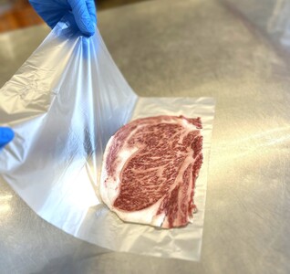 J52　トッポ・ジージヨ　但馬牛 すき焼き肉 （ リブロース ） 300g （2～3人前）（ 但馬牛 黒毛和牛 ブランド牛 国産牛 ロース リブロース 贈り物 ギフト 300g ）
