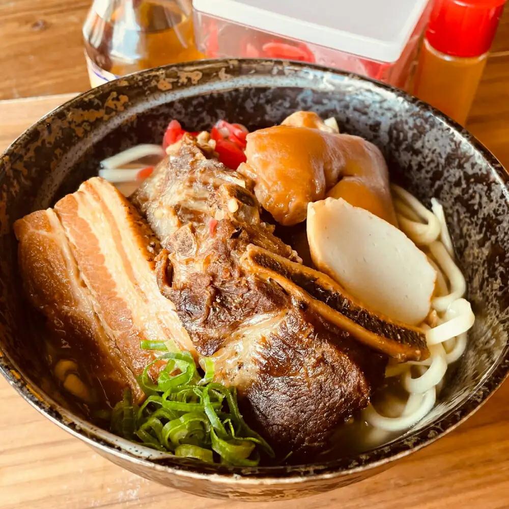 沖縄そば 【全3回定期便】だるまそば 4食セット (三枚肉・ソーキ・軟骨ソーキ・てびち)  BCAO007 そば