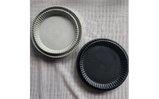 
                  【セット】白石焼/裕翠窯《しのぎ白・黒》丸皿　大・中各2枚（全４枚）
                