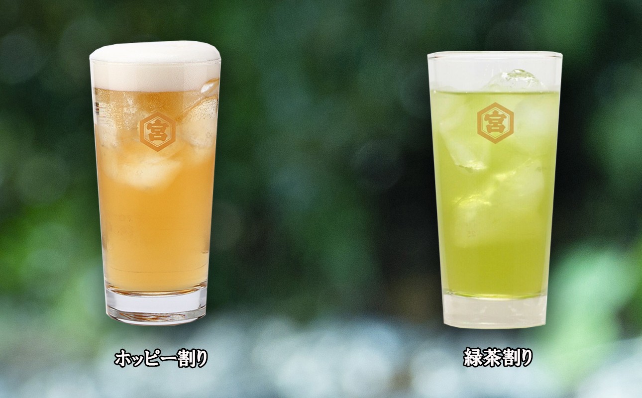 四日市市発祥のキンミヤ焼酎で作るホッピー割り（左）と緑茶割り（右）