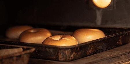 おんせんベーグル【香ばしい全粒粉10個！】～ゆふいんの汲みたて温泉水を使ったつるつるもちもちのベーグル～【 パン ぱん 冷凍パン ベーグル 冷凍ベーグル 人気パン おすすめパン 全粒粉 人気 ベーグル