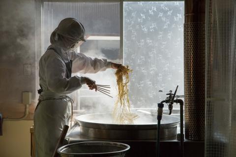 メディア紹介多数！大磯屋製麺所の熟成焼そば 20食(平麺) 特製ソース1本・ナポリタンソース1本付き　H014-031