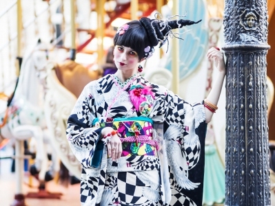 （Sサイズ）新進気鋭の着物デザイナー・重宗玉緒プレタ着物「鳩柄振袖(黒)」