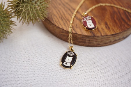 ちょっとおすましな犬と猫のインレイネックレス 岩手県 北上市 夢工房 D0540  ペンダント 無垢材 黒檀 パープルハート 贈り物 プレゼント 岩手県 北上市 夢工房 D0540 かわいい 犬 猫 ネックレス