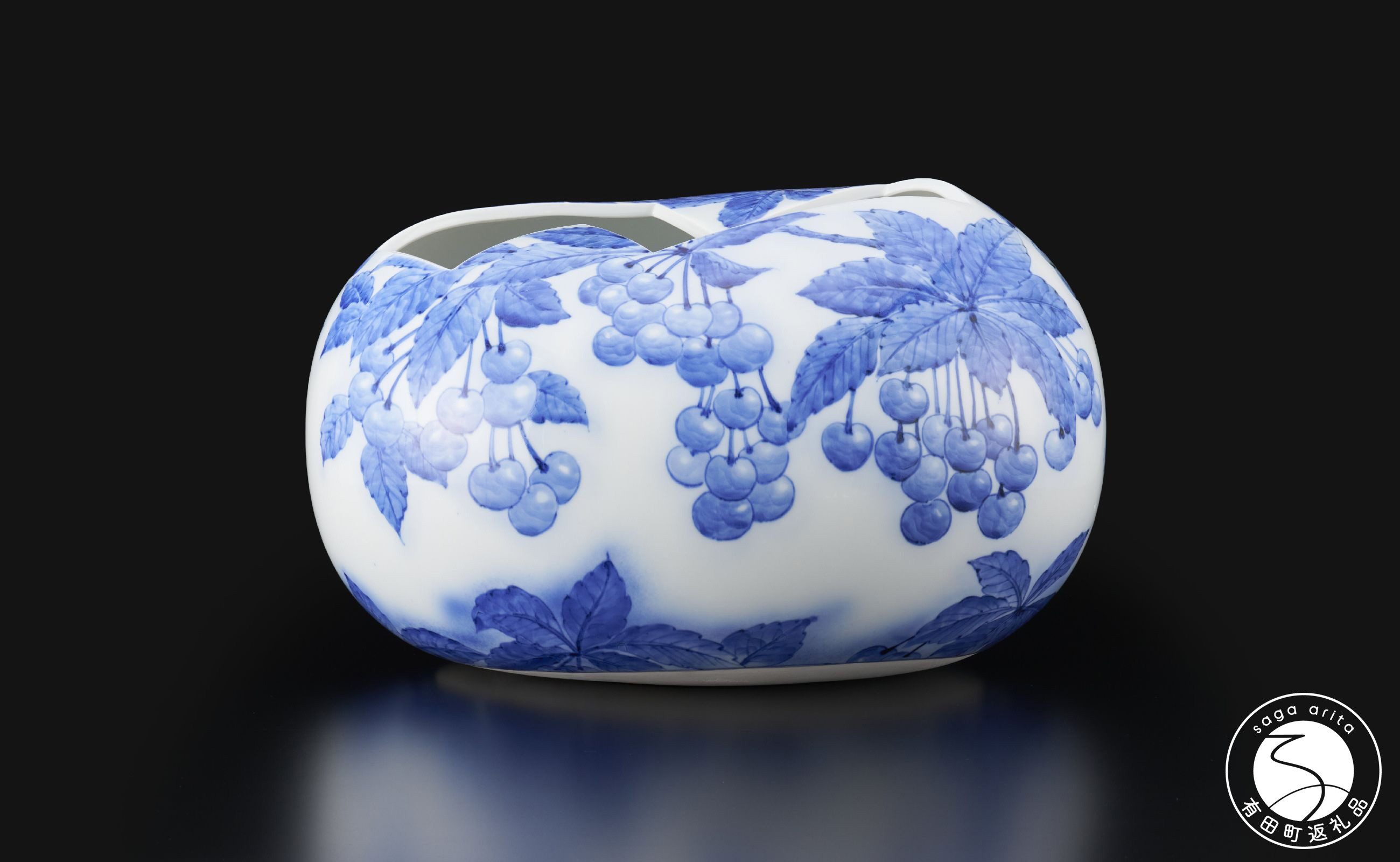 
            有田焼 染付さくらんぼ花器 福泉窯【深海三龍堂】アート オブジェ インテリア 一点物 手造 art 職人技 伝統工芸 美術品 現代アート A1500-13
          