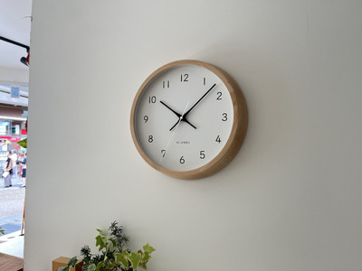 KATOMOKU　ビーチの木枠電波時計