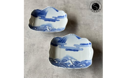 有田焼 染付霊峰富士に波濤文 小向付 2枚セット【有田焼 花伝作】食器 器 うつわ 皿 和皿 小皿 取皿 2枚 セット 富士山 富士 縁起物 染付 青  手描き 電子レンジ対応 A35-350