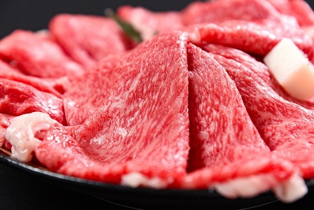 【30営業日以内配送】※寒河江市で年末に選ばれる品トップクラス※ 黒毛和牛「山形牛」すき焼き用 1kg ＜肩・モモ お任せ＞（500g×2パック）　033-D-YL023