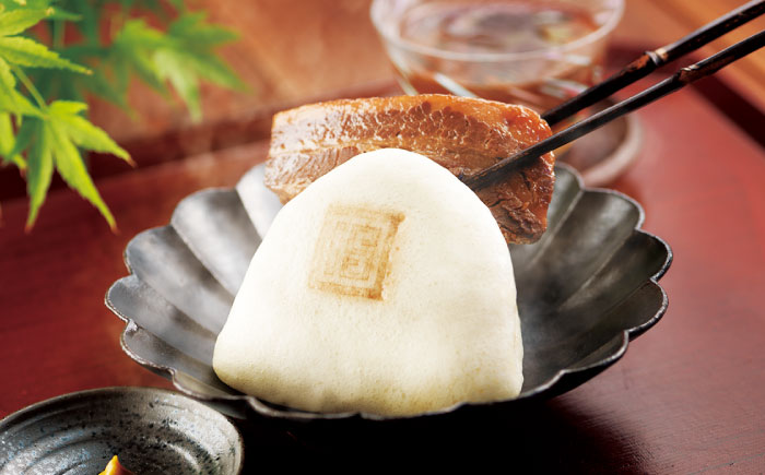 【全2回定期便】【化粧箱入り】長崎角煮まんじゅう （12個）＆ 大とろ角煮まんじゅう（10個）　《壱岐市》【岩崎本舗】冷凍 豚 豚角煮 角煮饅頭 簡単調理 おやつ お取り寄せ 長崎 [JHA057]