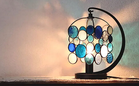 ステンドグラスのテーブルランプ ニジイロドロップス ブルー / ランプ オリジナル ギフト / 瀬戸市 / Ｎｉｊｉｉｒｏ　Ｌａｍｐ[BBAD044]