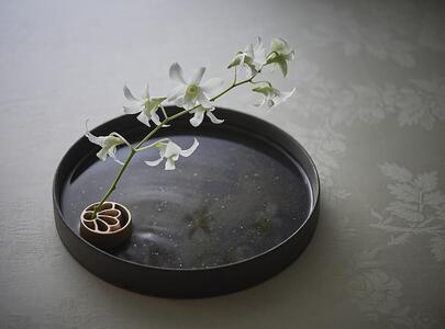 花をみずみずしく長持ち！針のない剣山® / Garden-L