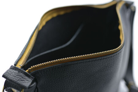 AX017-3 益子の革工房maharoのラウンドショルダーポーチ（L）ブラック