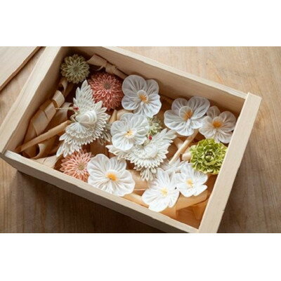 【ふるさと納税】森の美しさを守る　与謝野ヒノキ木箱入りシルク100%つまみ細工ウエディングセット　京都丹後より【1584973】