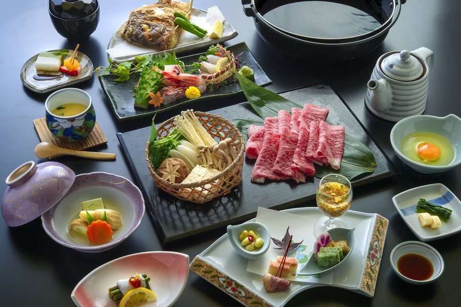 
                  あつみ温泉　高見屋別邸久遠　ペア宿泊券（1泊2食付）【詣でる つかる 頂きます】（山形県鶴岡市）歴史ある出羽の名湯 源泉かけ流し 山形牛のすき焼き会席 モダニズム×日本庭園 | 和食 東北 庄内 記念日 誕生日プレゼント 夫婦旅行 カップル 
                