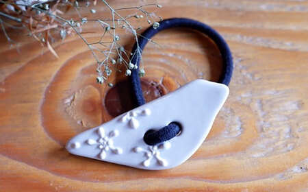 ＜砥部焼＞髪飾り（シロイトリ）1点【へアゴム 工房釉瑠璃 女性作家 鳥 白 ホワイト ボタン おしゃれ かわいい 陶芸 手作り アクセサリー ハンドメイド】