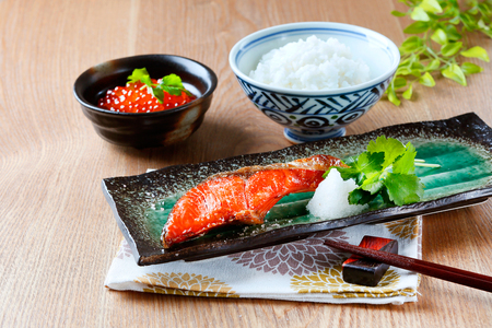 【天然鮭使用】約1kg 大ボリューム！こだわり仕込の天然紅サケ切身 【uot715-2】