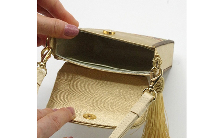 ポーチ 珠陽工芸スマホポーチ 金ラミネートオリエンタル刺繍 スマホポーチ スマホケース 小物入れ カードケース ポケット付き 刺繍 刺しゅう ファッション 雑貨 東京  B柄（赤系）