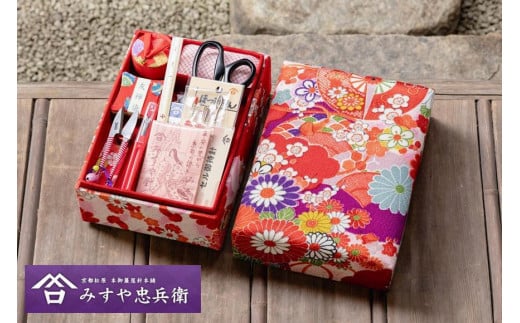 
【みすや忠兵衛】お裁縫揃い 着物柄　(14品揃い)　＜赤＞
