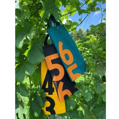 ふるさと納税 美浦村 美浦村産ブドウで醸造した赤ワイン1本　競走馬調教用ゼッケンのワインバッグ1枚(黒or緑or黄) |  | 02