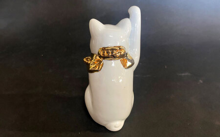 【瀬戸焼】江戸猫 4寸手長 ホワイト 本金 右手上げ 13cm 化粧箱入り【スズカ】 / 招き猫 インテリア 雑貨 置き物 開運 / 瀬戸市 [BBDJ003]