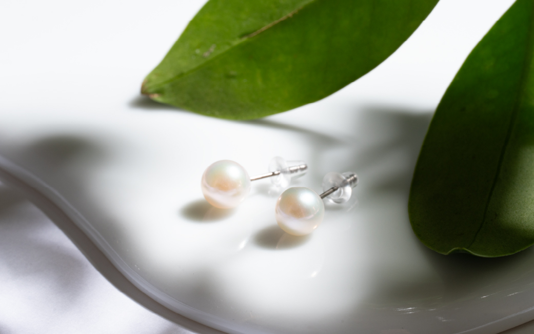617 アコヤ真珠ピアス 純チタン7.5mmup　ジュエリー 貴金属 宝石 定番 フォーマル ギフト 贈り物 シンプル 冠婚葬祭 結婚式 入学式 卒業式 伊勢志摩