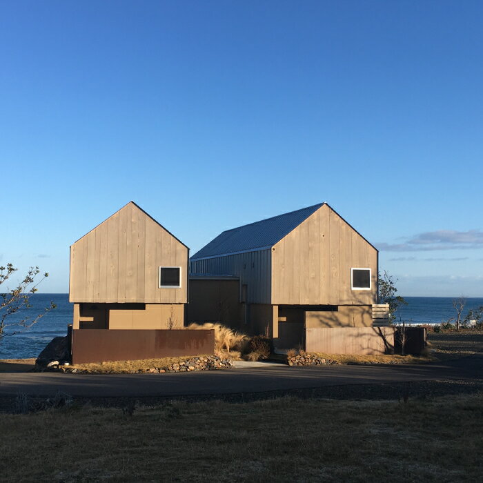 【ふるさと納税】三角屋根が2棟並ぶ海辺の小屋「noi」宿泊プラン【ペア 宿泊 宿泊プラン ペア宿泊券 食事なし 素泊まり 旅行 1泊 2名 体験 国内旅行 海辺 コテージ 絶景 日本海 癒し リラックス 島根県 益田市】