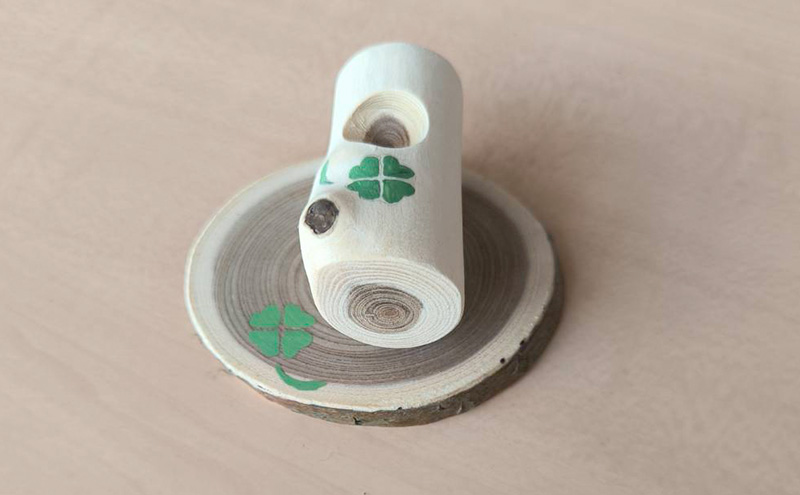 木製 エンジュのやすらぎアロマウッド 台座付き 四つ葉のクローバー入り［長者森工房］ 秋田県 羽後町 【 アロマ ディフューザー リビング インテリア 天然木 無地 雑貨 おしゃれ 和風 縁起物 】