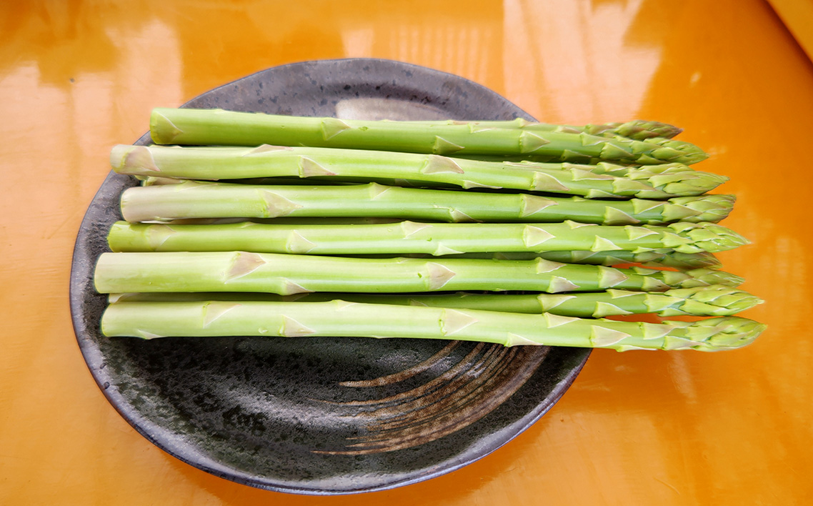 No.1092 上下七色農園 アスパラガス　Ｍサイズ　ダンボール（800g）