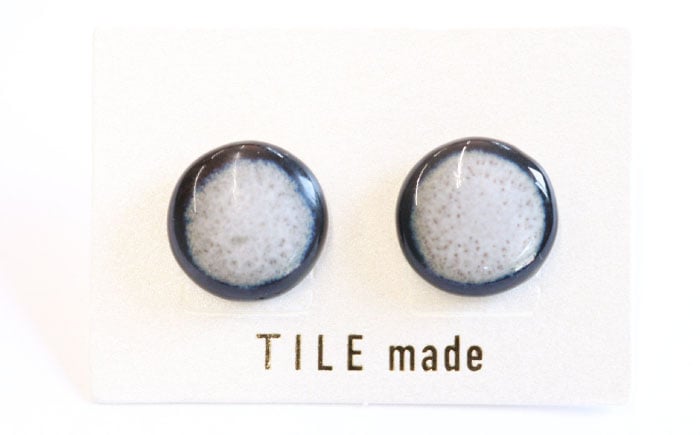 
            【美濃焼】 白むら タイル ピアス 直径15mm 瑞浪市 / TILEmade タイル アクセサリー ハンドメイド [AZCD065]
          