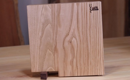 まな板 栗 くり スタンド付き 小 ウォールナット取手 25 × 25cm 厚み 2.4cm 木製まな板 木製 無垢材 天然無垢材 自立 ステンレスキャップ キッチン用品 台所用品 調理器具 食器 雑貨 日用品 工芸品 カッティングボード 丸型 まーるぃ 香川県 綾川町