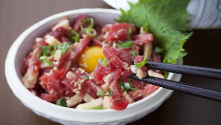 熊本 馬刺し 霜降り(中トロ) 200g＋馬肉ユッケ 200g 合計400g セット 小袋たれ 小袋生姜付き 中トロ馬刺し 霜降り馬刺し 熊本馬刺し 馬刺し堪能 馬刺し専門店