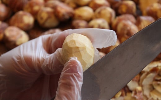 一つひとつ丁寧に皮を剥いて、マロンクリームに仕上げていきます。