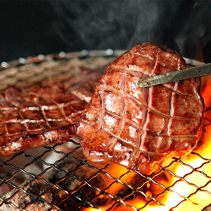 
            佐利の牛タン 厚切 塩味 240g(120g×2P) 2人分 牛肉 肉 お肉 牛たん 味付き 厚切り 焼肉 冷凍【株式会社佐利】tm238
          