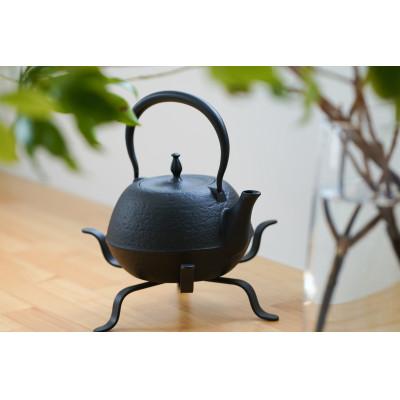 ふるさと納税 奥州市 南部鉄器 鉄瓶 末広肌 1.2L・鍛造釜台セット　伝統工芸品 [BS042] |  | 01