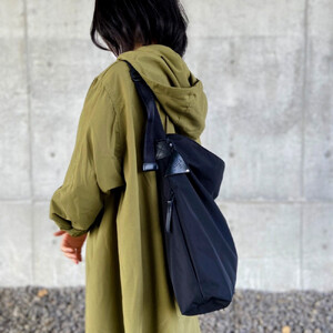 【無駄のないシンプルさ】大判ショルダーバッグ　UKIE　Super water repellent｜人気バッグ おすすめトート［ 無駄のないシンプル 大判ショルダーバッグ UKIE Super wat