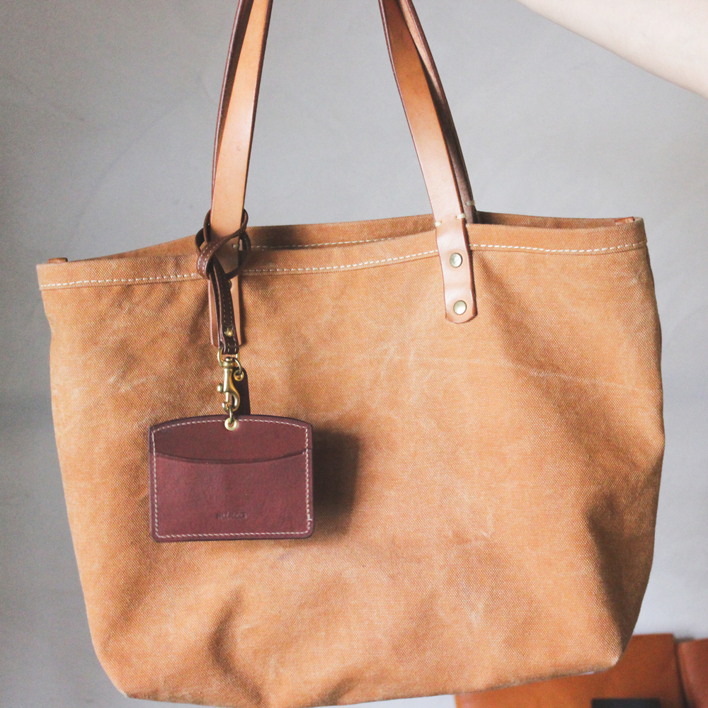 【minca】栃木レザーのストラップ付ヨコ型パスケース 定期入れ 職人の手仕事 パスホルダー02+ストラップS/タン(生成)　714【雑貨 日用品 人気 おすすめ 】