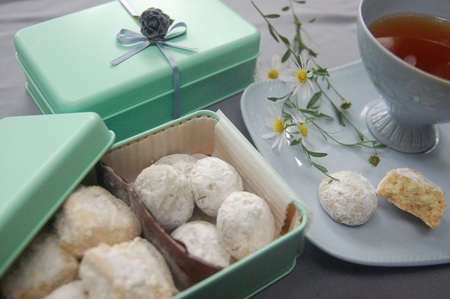 プティ・サブレ缶『八ヶ岳ブルー』サブレ 焼き菓子 ビスケット 詰合せ セット 9個入り スノーボール チーズサブレ 紅茶 アーモンド チーズ ギフト スイーツ お菓子 洋菓子 贈答品 プレゼント