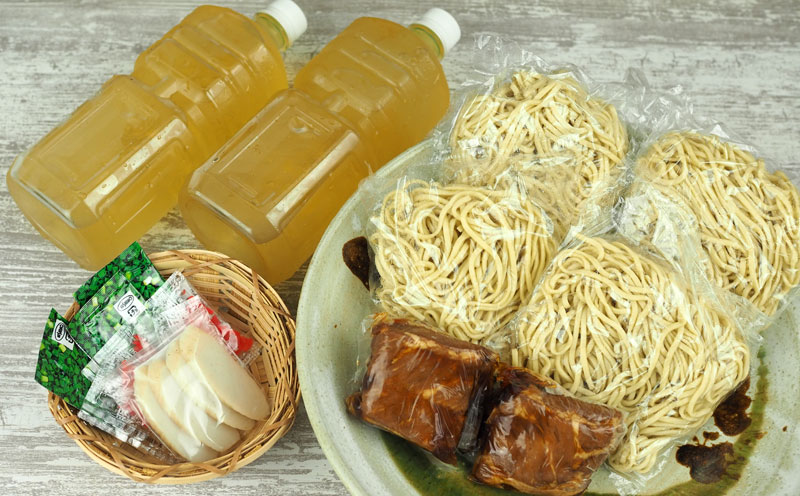 玉家のソーキそば（4食セット） 沖縄そば ソーキそば 生? ソーキ 玉家 沖縄そば王 受賞 人気 そば ご当地グルメ 郷土料理 沖縄ソバ 豚肉 観光 4人前 人気店 4食 セット 沖縄県 北中城村