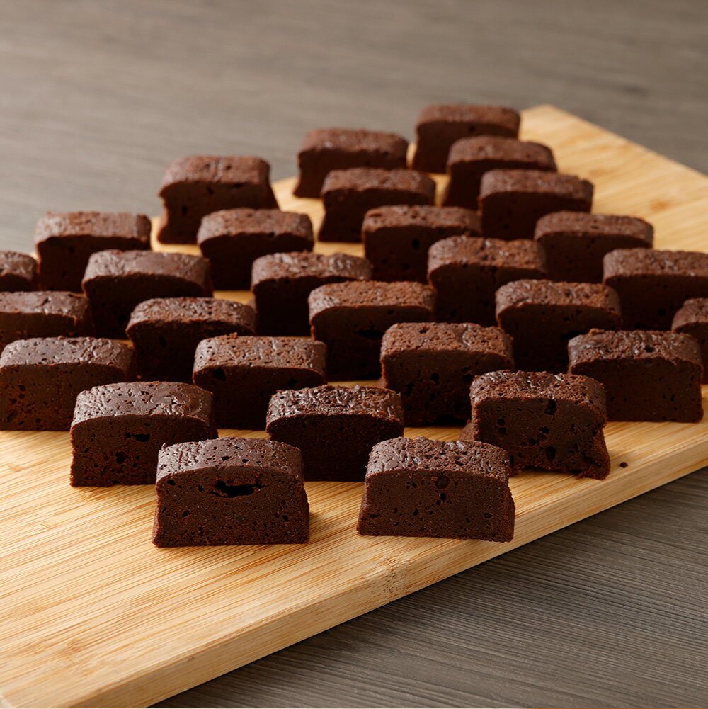 【ふるさと納税】阿蘇小国ジャージー牛乳 くまモン箱入り 特濃ガトーショコラ 計580g（145g×4本） チョコレート チョコ スイーツ デザート ケーキ お菓子 おかし おやつ 大人 子供 ご褒美 洋菓子 焼き菓子 熊本県 熊本市 常温 送料無料