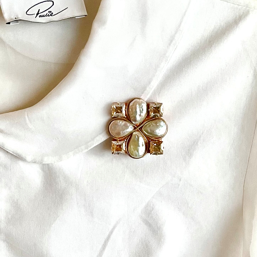 淡水パールとスワロフスキークリスタルの上品ハンドメイドスクエアブローチ（ゴールド）｜希少な大粒クリスタル使用・高級感漂うしずく型パール｜プレゼント仕様・ギフトBOX入り｜RoseTaraオリジナルデザ