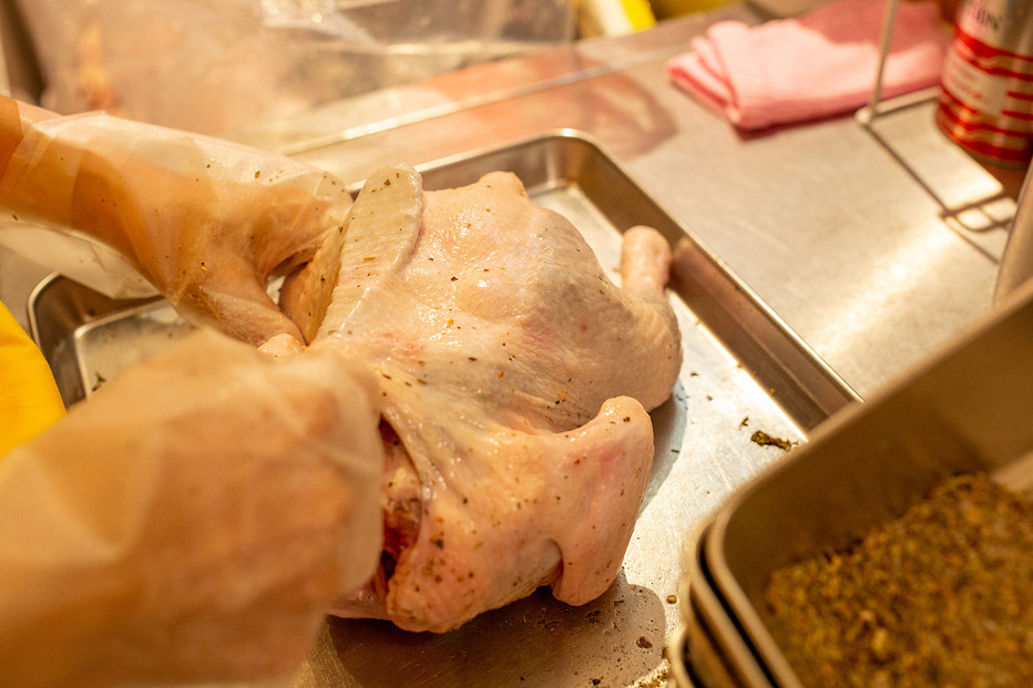 沖繩県産やんばる若鶏の丸焼き ハイグレードローストチキン ハーブ味&しおコショウ味 (2羽カット済み) ちょっとぜいたく チキンハウス 鶏肉 肉 にく 丸焼き 青森産ニンニク オリーブオイルを使用 ギ