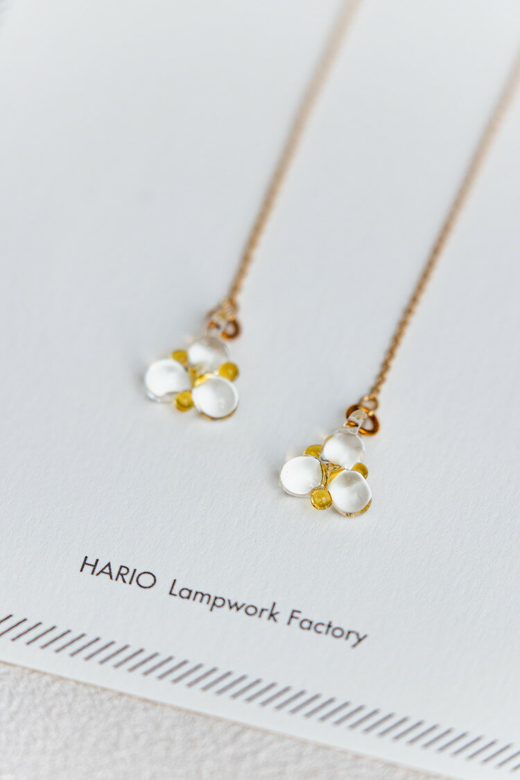 【ふるさと納税】こがこもれびあーと　ピアス（ホタル）| 耐熱 ガラス アクセサリー ランプワークファクトリー 職人 繊細 フォーマル カジュアル きれいめ おしゃれ 20代 30代 40代 ギフト 贈答 贈り物 プレゼント お祝 記念日 ご褒美 景品 ハリオ HARIO ハンドメイド _DP67