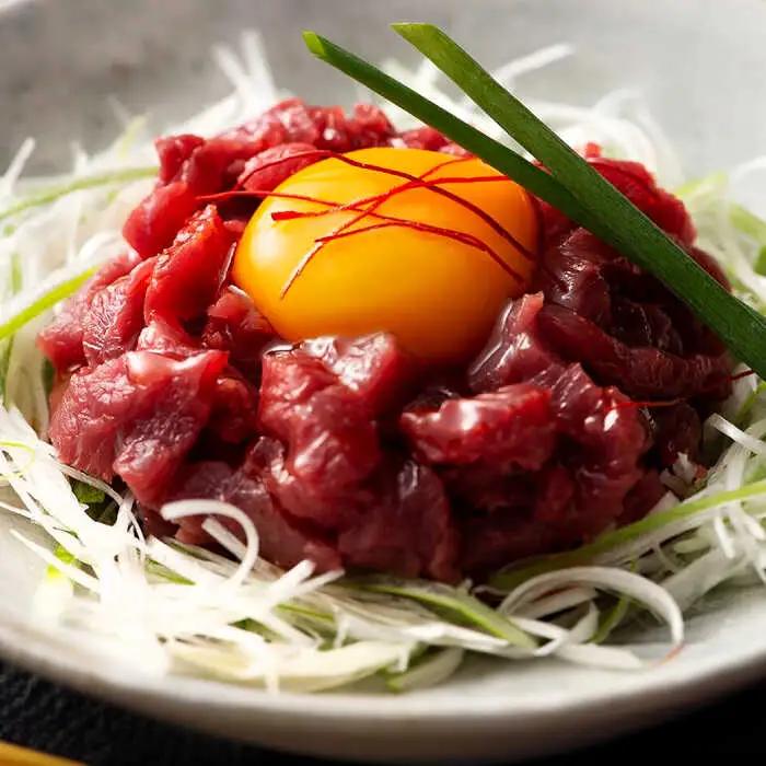 【6回定期便】 国産 馬刺し ユッケ 計200g （50g×4パック）【有限会社スイートサプライなかぞの】[ZBV049]
