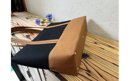 【AKIRAオリジナル】 中型スリムトートバッグ 黒×茶色帆布 （軽量 軽い 日本製 キャンバス 帆布 横型 肩掛け 通勤 通学 大容量 上質 カジュアル オシャレ レディース）