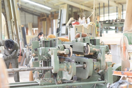 ＜テツボ ダイニングスツール（オイル仕上げ）＞《カラー濃茶》宮崎県産杉無垢材使用！【MI052-kw-01-03】【株式会社クワハタ】