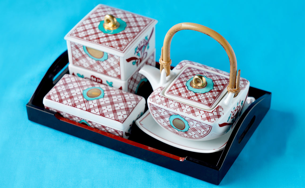 
                  有田焼 錦地紋万歴調味料セット【神田陶器店】調味料 セット 楊枝入れ 爪楊枝 つまようじ お盆 醤油差し 醤油 ギフト A45-393
                