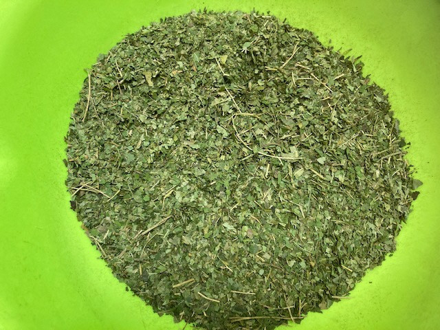 くろもじの葉を細かくしたものを焙煎しています。